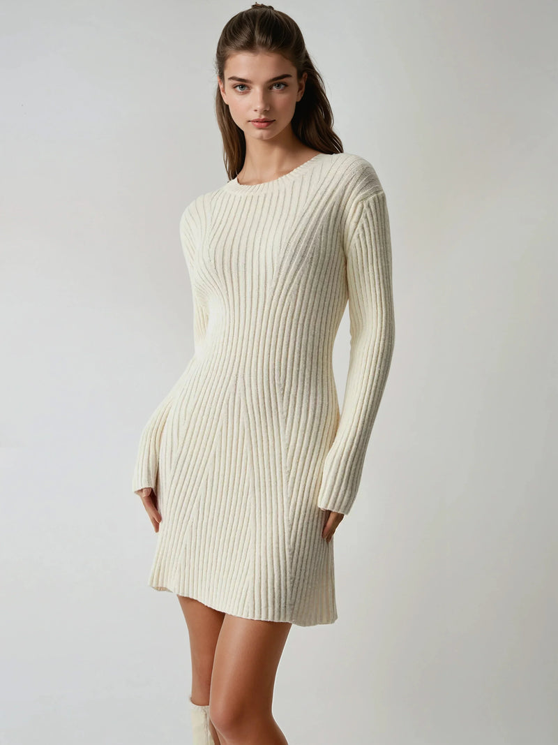 Geripptes, langärmliges, kurzes Pulloverkleid
