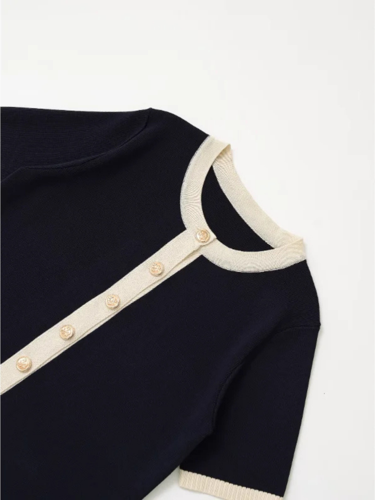 Slim-Fit-Strickjacke im Vintage-Stil mit kurzen Ärmeln und Knopfverzierung für lässige Arbeitskleidung