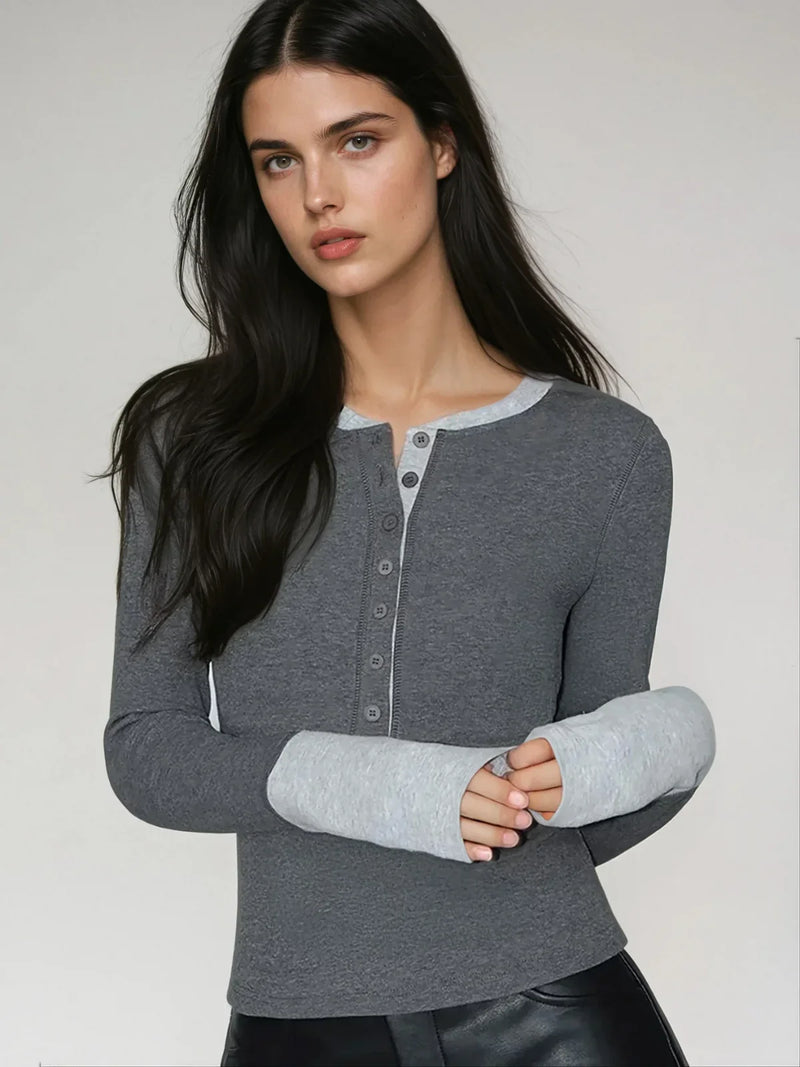 Moderner klassischer Henley mit Kontrastmanschetten