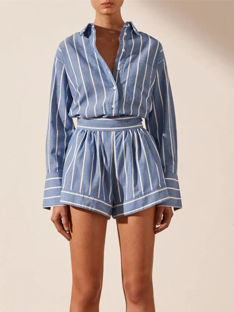 Passendes Set aus blau gestreiftem Hemd und Shorts