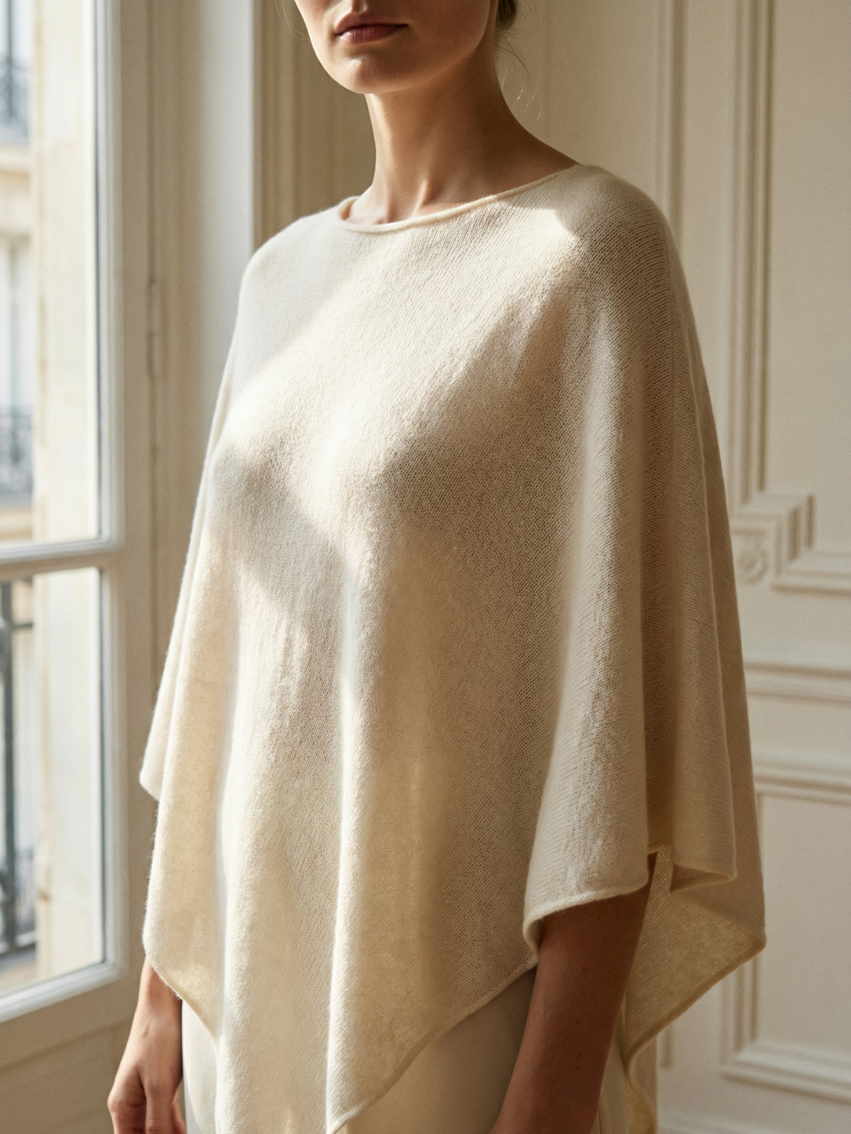 Minimalistischer Poncho-Strickpullover