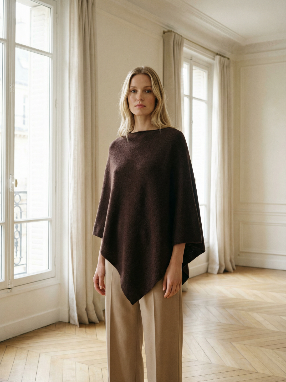 Minimalistischer Poncho-Strickpullover
